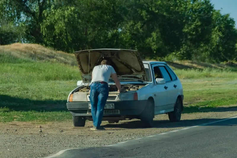 Hombre arreglando auto